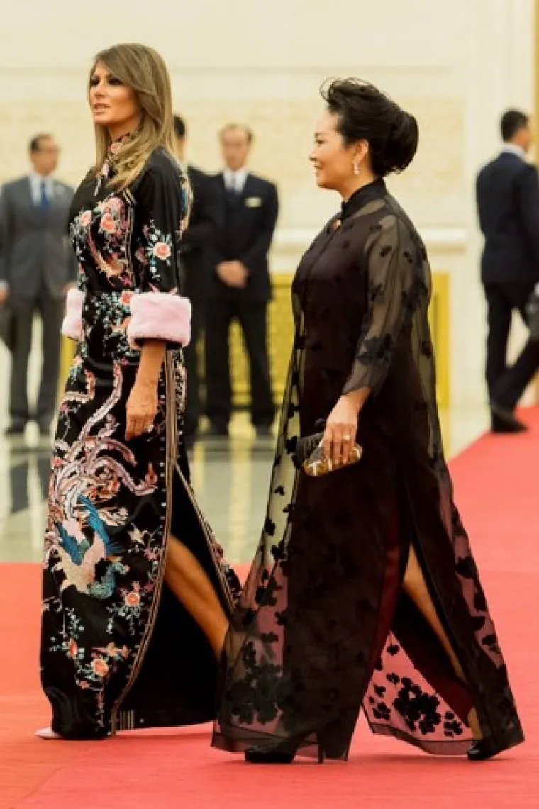 MELANIA PLIJENI PAŽNJU SVOJIM MODNIM KOMBINACIJAMA: Evo čime je sve prva dama iznenadila iz Azije