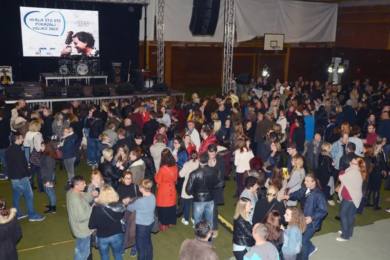 GIBONNI 'ZAPALIO' SIŠČANE: Pjevač velikog srca nastupao za teško bolesnu djecu, sportska dvorana u Sisku bila je dupkom puna