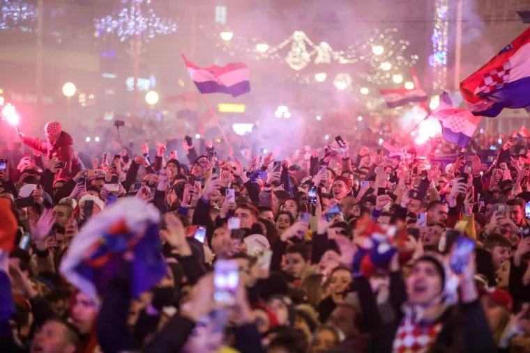 Doček Vatrenih: Navijači na Trgu bana Josipa Jelačića