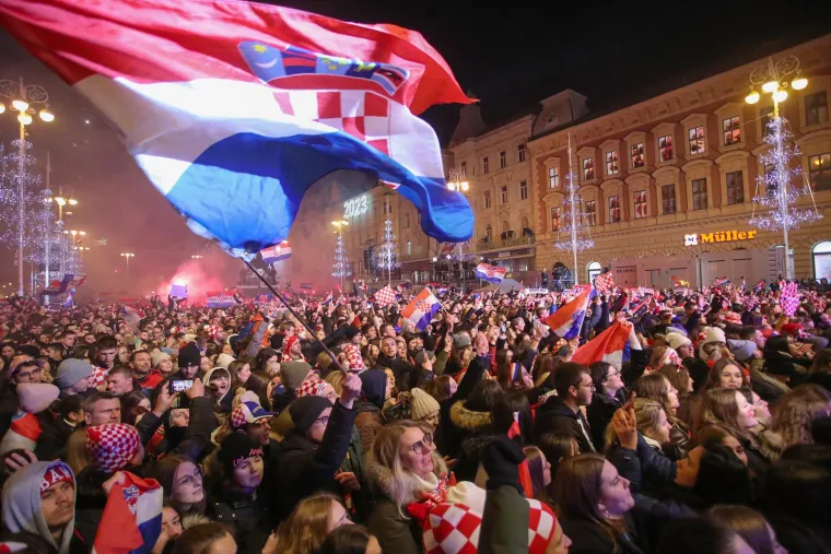 Doček Vatrenih: Navijači na Trgu bana Josipa Jelačića