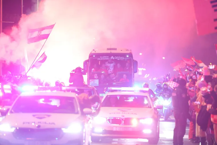 Nestvarne scene iz Zagreba: Na Trg Jelačića više ne može stati ni muha, baklje gore i grla se ore