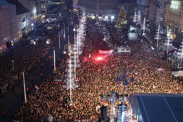 Doček Vatrenih: Navijači na Trgu bana Josipa Jelačića
