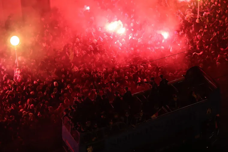 Doček Vatrenih: Navijači na Trgu bana Josipa Jelačića