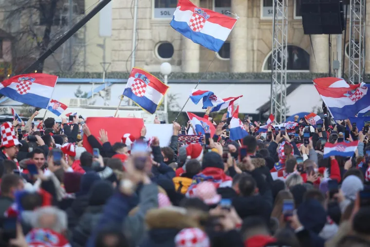 Doček Vatrenih: Navijači na Trgu bana Josipa Jelačića