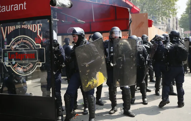 Krvavi 1. maj u Parizu: Policija bacila suzavac na maskirane prosvjednike, oni ih napali