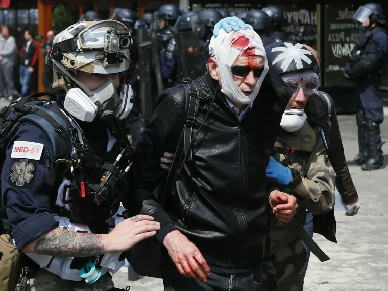 Krvavi 1. maj u Parizu: Policija bacila suzavac na maskirane prosvjednike, oni ih napali