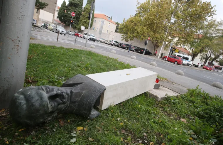 Na splitskim Bačvicama zasad nepoznati počinitelj rano jutros je srušio bistu Rade Končara, narodnog heroja iz Narodnooslobodilačkog rata