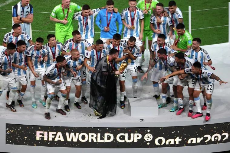 GALERIJA Messi izljubio šampionski pehar: Argentina uz vatromet proslavila naslov prvaka
