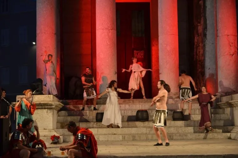 Dani antike - Pula Superiorvm u organizaciji Turističke zajednice Grada Pule, Arheološkog muzeja Istre, Illustris travel d.o.o. i Turističke zajednice Općine Ližnjan započeli su u četvrtak na glavnom gradskom trgu Forumu. U slijedeća dva dana Pula će živjeti starorimskim životom a kulminacija manifestacije bit će gladijatorske borbe u Areni.