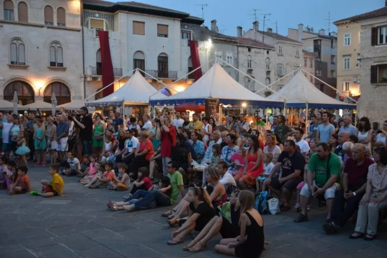 Dani antike - Pula Superiorvm u organizaciji Turističke zajednice Grada Pule, Arheološkog muzeja Istre, Illustris travel d.o.o. i Turističke zajednice Općine Ližnjan započeli su u četvrtak na glavnom gradskom trgu Forumu. U slijedeća dva dana Pula će živjeti starorimskim životom a kulminacija manifestacije bit će gladijatorske borbe u Areni.
