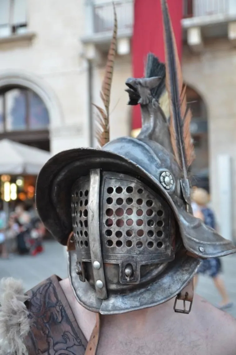 Dani antike - Pula Superiorvm u organizaciji Turističke zajednice Grada Pule, Arheološkog muzeja Istre, Illustris travel d.o.o. i Turističke zajednice Općine Ližnjan započeli su u četvrtak na glavnom gradskom trgu Forumu. U slijedeća dva dana Pula će živjeti starorimskim životom a kulminacija manifestacije bit će gladijatorske borbe u Areni.
