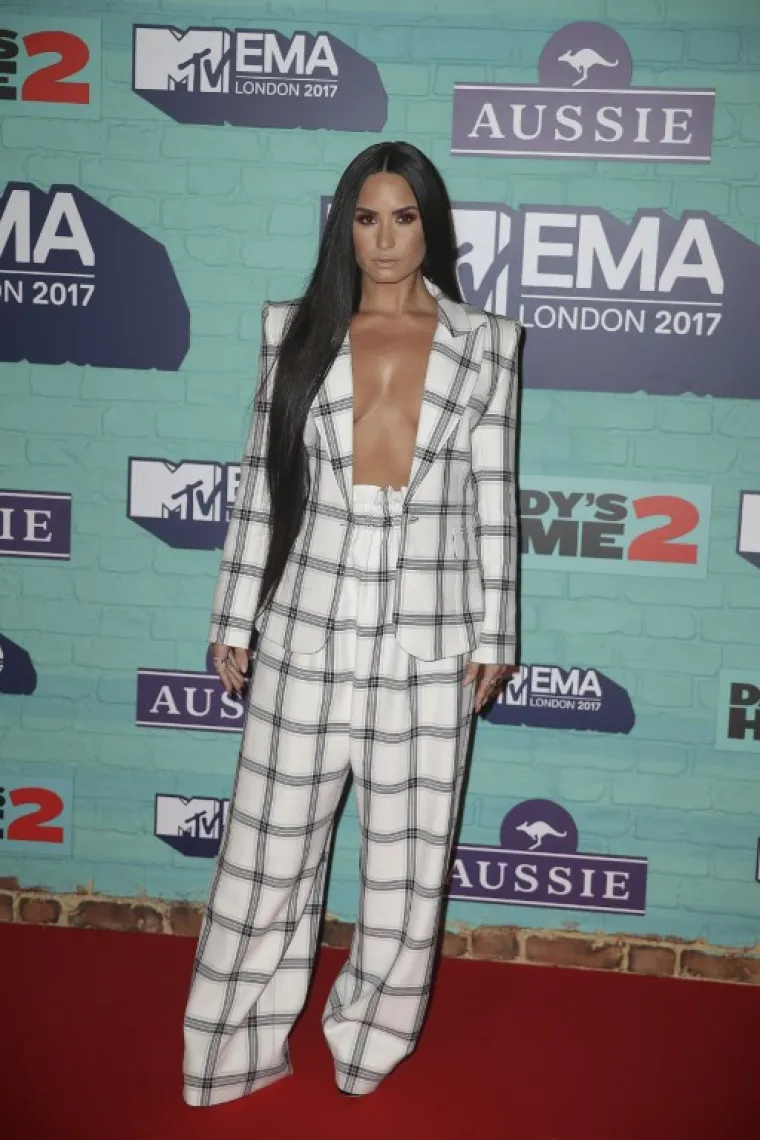Demi Lovato odlučila se na zanimljivo odijelo s dubokim dekolteom.