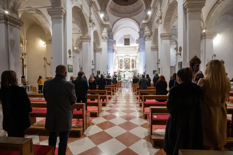 Dubrovnik - Riječki nadbiskup, bivši dubrovaćki biskup Mate Uzinić predvodio je polnoćku na Badnji dan