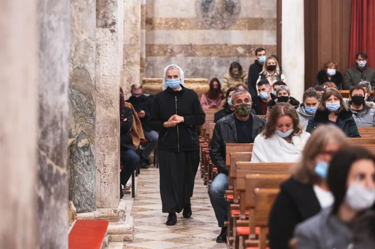 POLNOĆKE ZA VRIJEME PANDEMIJE: Ovako su izgledale mise na Badnjak u Hrvatskoj