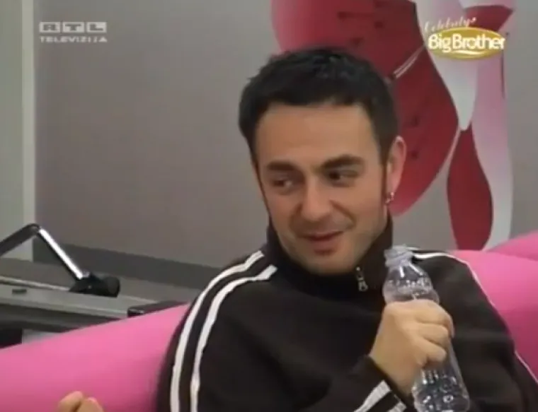 U trotjednoj avanturi Celebrity Big Brothera bio je i pjevač Sandi Cenov koji je s Grubnićem odmah ušao u priču o svojoj kćerki, koja je tada imala godinu i osam mjeseci. Naime, Sandi je tad u kuću ponio dvije lule i gitaru koja mu je, kako je izjavio, kao produženi ekstremitet.