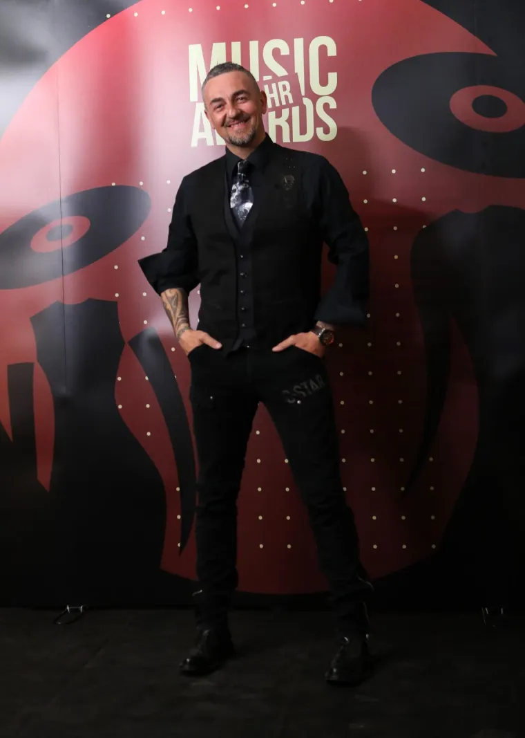Glazbenik Sandi Cenov iz Celebrity Big Brothera htio je izaći odmah treći dan, mnoge je šokirao svojim priznanjem. &quot;Previše su mi važne moja intima i sloboda. Nedostaju mi kćerkica Zara i supruga Ilina. Uz to, pojma nisam imao da ćemo tako brzo morati nominirati jedni druge. Nisam se za to pripremio, pa sam odlučio da nikoga ne nominiram, već da  napustim Big Brother&quot;, rekao je tada Sandi u showu. Danas ovaj glazbenik ima dvoje djece, a svoje slobodno vrijeme voli provoditi na motoru te  je veliki ljubitelj tetovaža.
