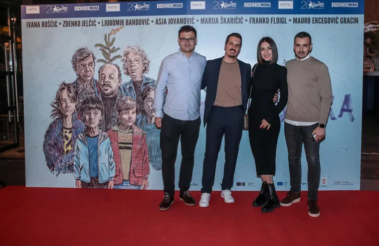 Goran Navojec iznenadio nikad mršavijim izgledom: Pozirao je solo, dok se njegova draga zabavljala s ostatkom ekipe