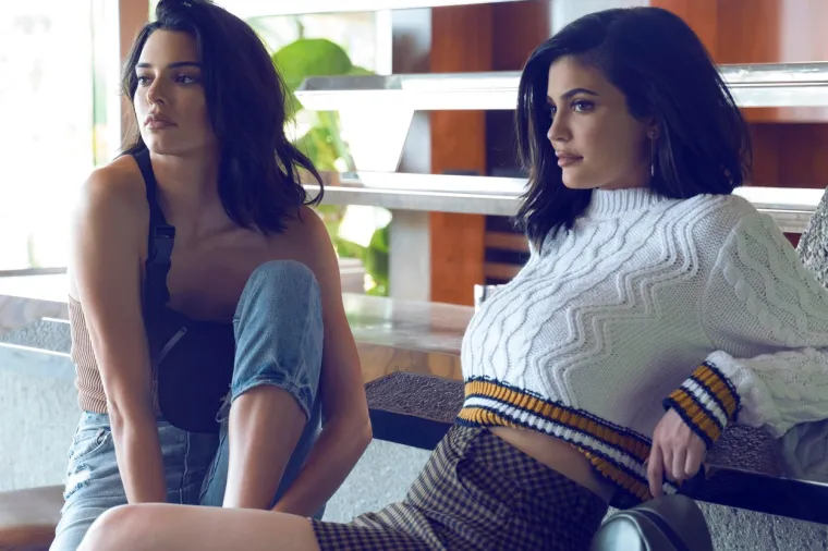 Što je bolje od jedne golišave Kardashianke? Pa dvije golišave Kardashianke! Kendall i Kylie su prehot...