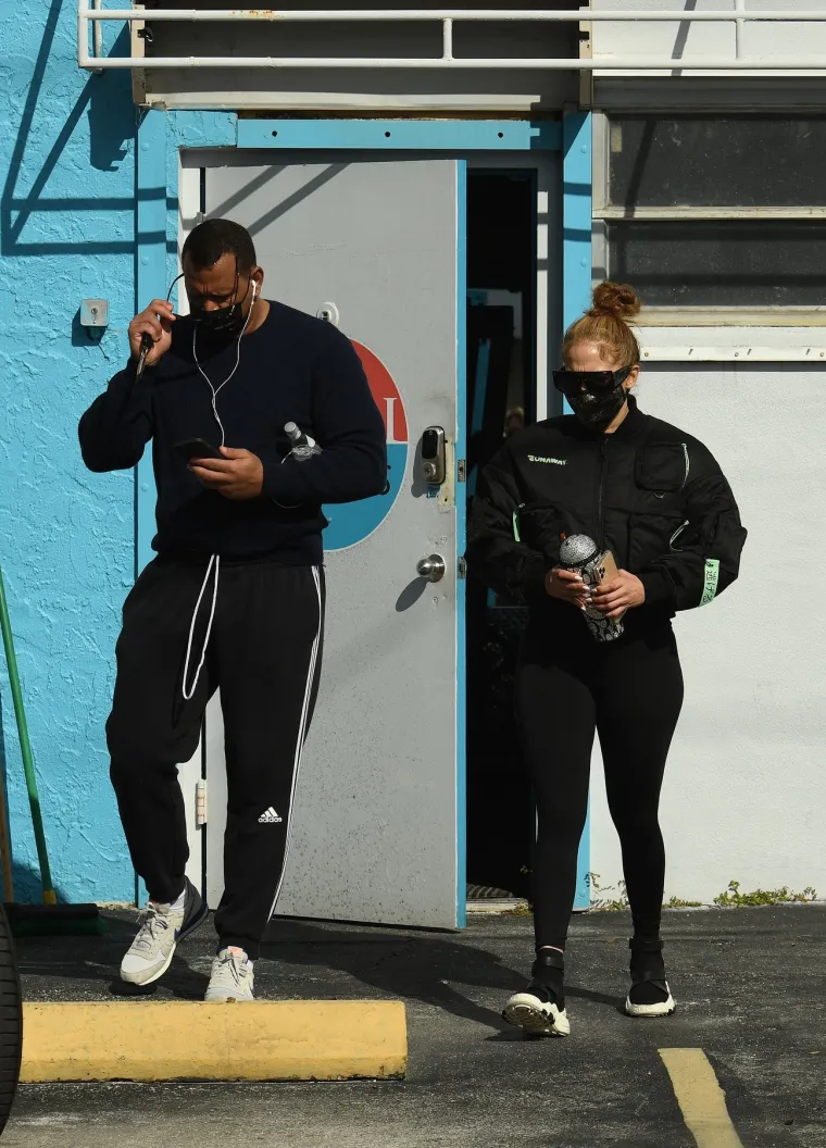 NI UVIJEK SAVRŠENA JENNIFER LOPEZ NIJE IMUNA NA CELULIT: Omražene masne naslage nazirale joj se kroz tanke tajice