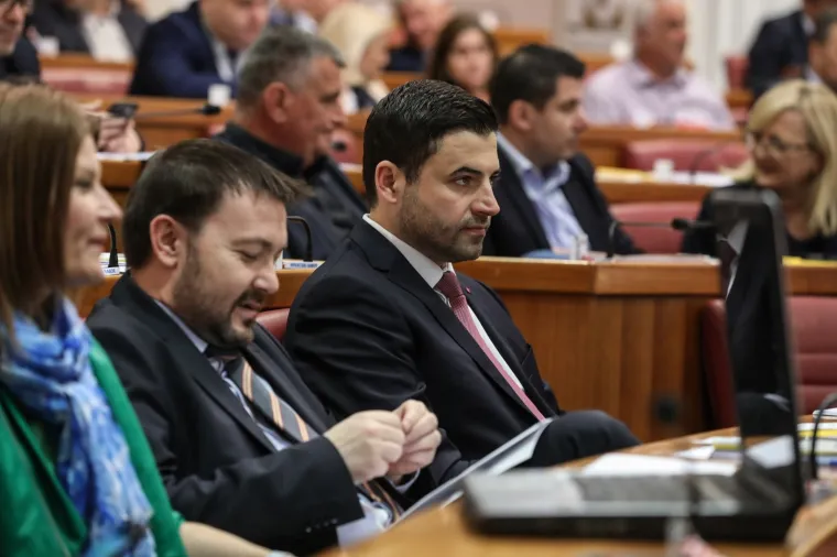 Žustar aktualac! Plenković odbio odgovoriti SDP-ovcu, Marasu opomena, Bulj premijeru donio mlijeko