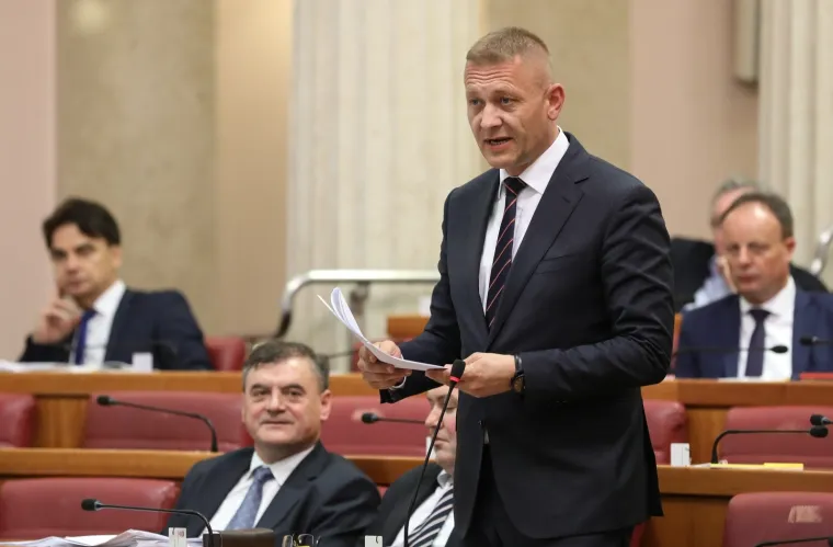 Žustar aktualac! Plenković odbio odgovoriti SDP-ovcu, Marasu opomena, Bulj premijeru donio mlijeko