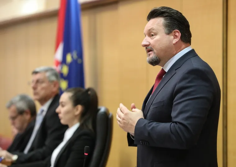 Žustar aktualac! Plenković odbio odgovoriti SDP-ovcu, Marasu opomena, Bulj premijeru donio mlijeko