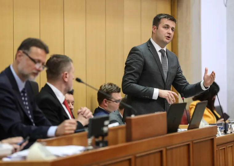 Žustar aktualac! Plenković odbio odgovoriti SDP-ovcu, Marasu opomena, Bulj premijeru donio mlijeko