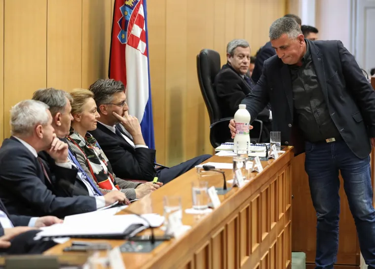 Žustar aktualac! Plenković odbio odgovoriti SDP-ovcu, Marasu opomena, Bulj premijeru donio mlijeko