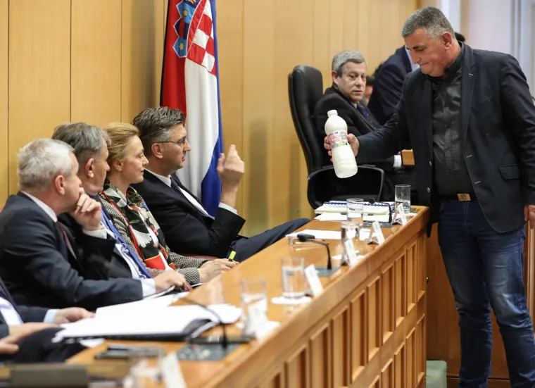 Žustar aktualac! Plenković odbio odgovoriti SDP-ovcu, Marasu opomena, Bulj premijeru donio mlijeko