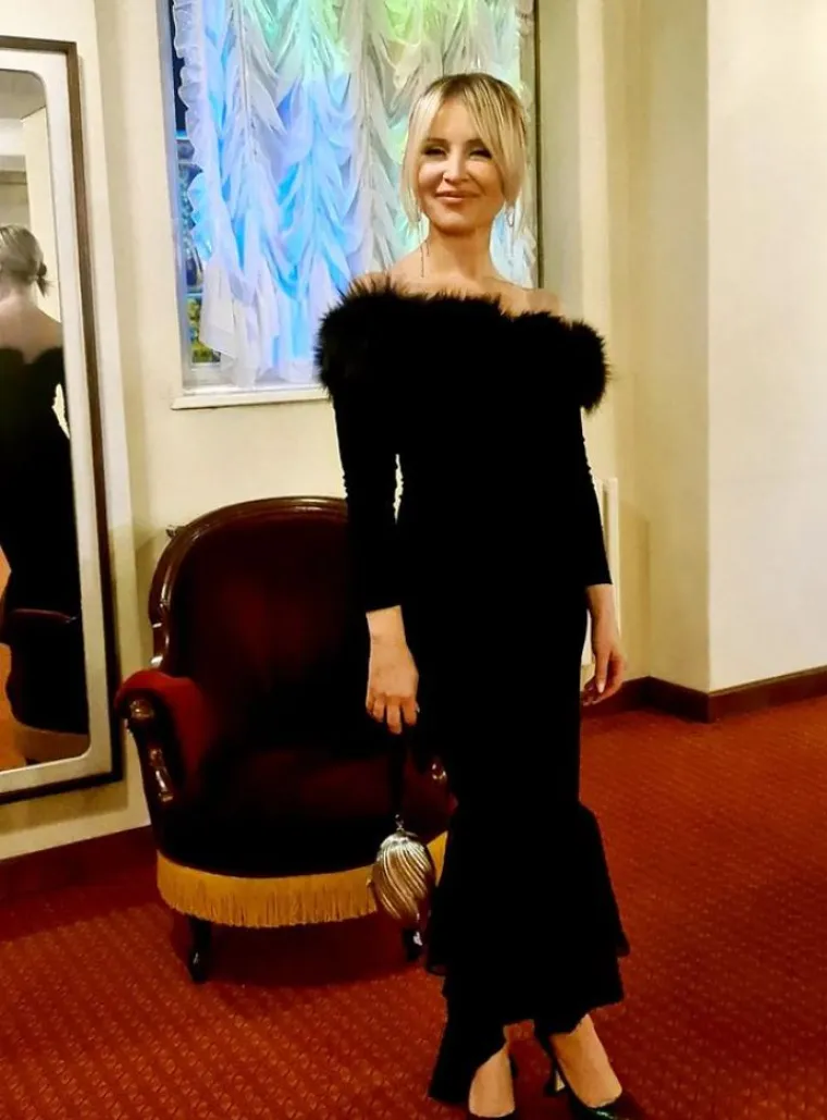 Danijela Martinović nakon nekoliko desetljeća karijere i dalje oduševljava javnost ne samo pjesmama, nego i svojoj pozitivnom osobnošću, ali i mladenačkim izgledom. 