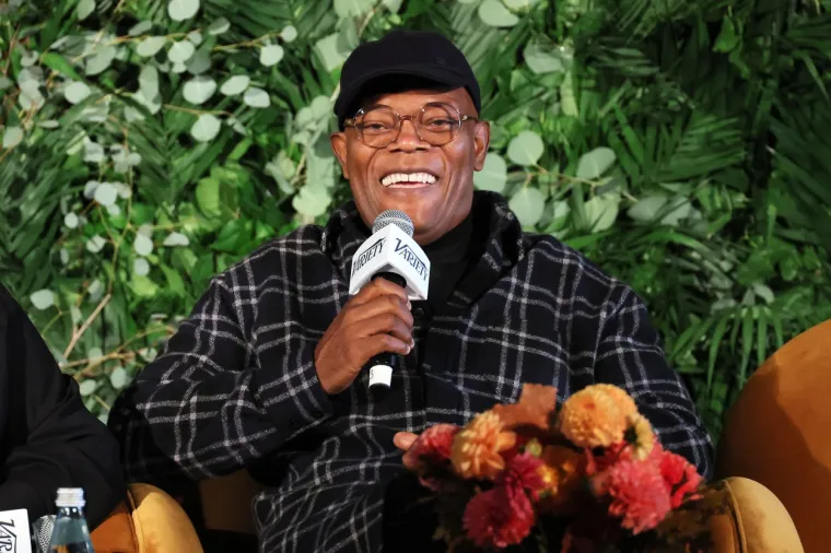 Samuel L. Jackson pojavio se u više od 150 filmova, uključujući i blockbuster franšize &quot;Ratovi zvijezda&quot; i nekoliko Marvelovih filmova, uključujući &quot;Osvetnike&quot;. Stoga ne čudi da je glumac zaslužio odlikovanje da je holivudski glumac s najvećom zaradom. Kombinirana zarada na blagajnama svih njegovih filmova u svijetu iznosi više od 13 milijardi dolara.