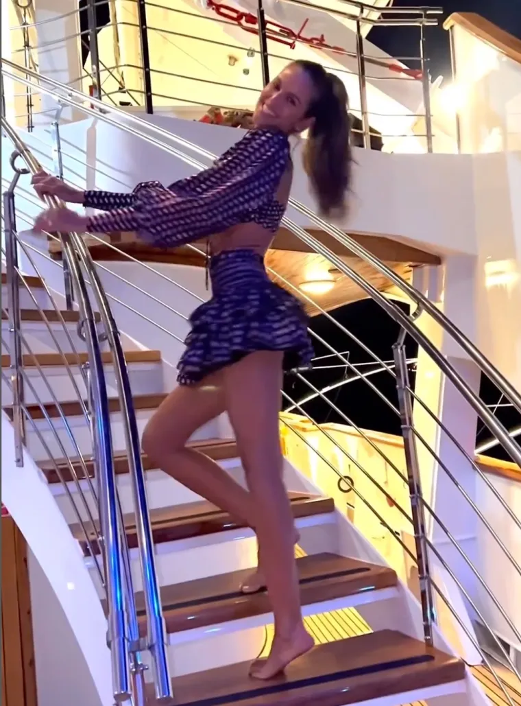  Izabel Goulart 