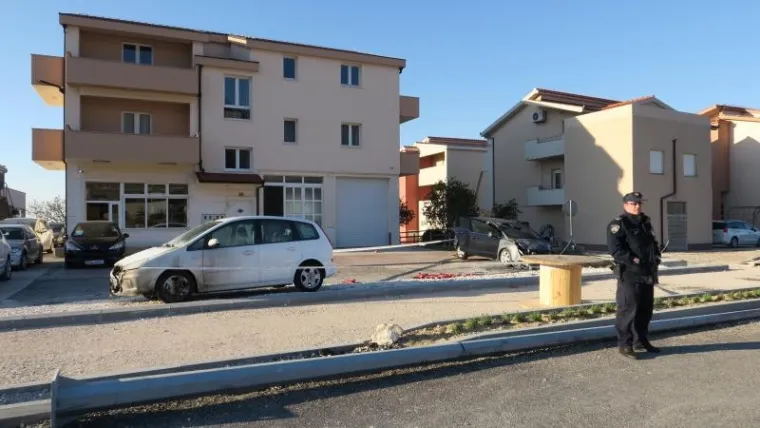 U otvorenom i neograđenom dijelu auto-salona AMG u Kaštel Starom u utorak ujutro u požaru je jedno vozilo u potpunosti izgorjelo, a drugo nagorjelo.