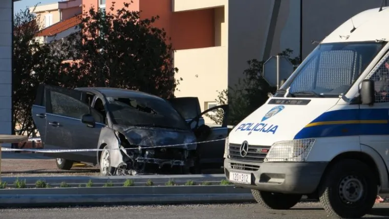 U Kaštel Starom izgorjela dva vozila