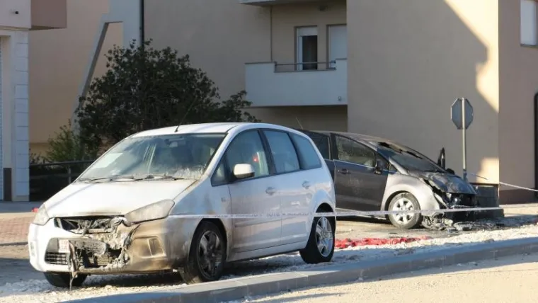 U Kaštel Starom izgorjela dva vozila