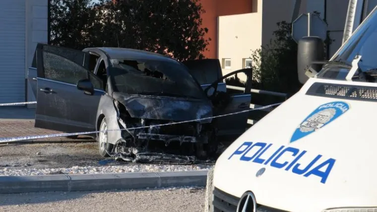 U Kaštel Starom izgorjela dva vozila
