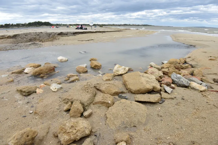 Poznata ninska plaža Zdrijač teško je oštećena u nedavnoj poplavi