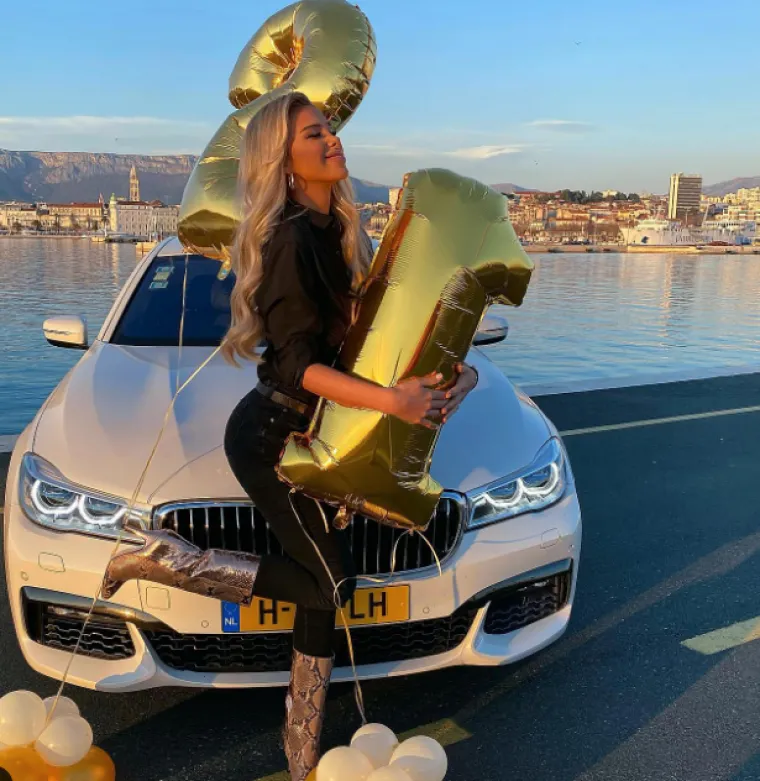 Martina izgleda poput Barbike i ljubi hrvatskog sportaša koji izgleda kao Ken, a pokazala je i sestre koje su joj identične