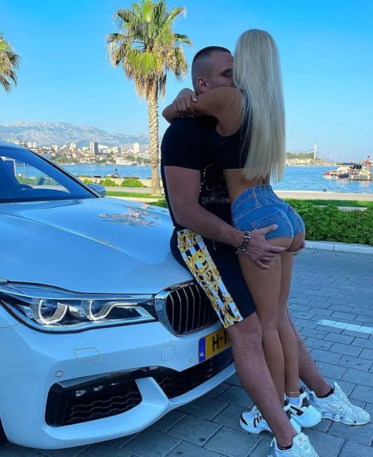 Martina izgleda poput Barbike i ljubi hrvatskog sportaša koji izgleda kao Ken, a pokazala je i sestre koje su joj identične