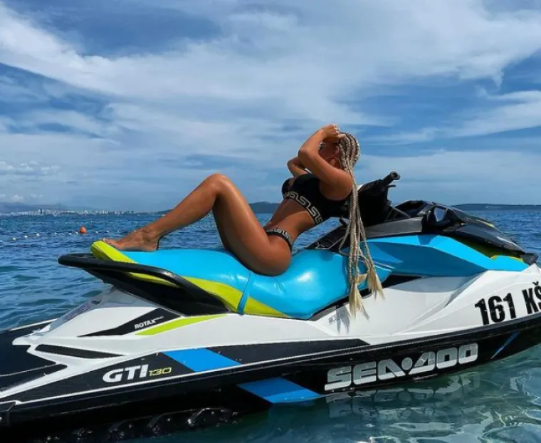 Martina izgleda poput Barbike i ljubi hrvatskog sportaša koji izgleda kao Ken, a pokazala je i sestre koje su joj identične