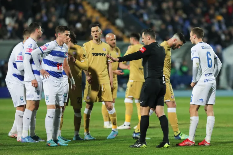 Osijek i Hajduk odigrali nevjerojatno prvo poluvrijeme u Gradskom vrtu. Fran Jović centralna figura. Još mu na kraju otkazala i oprema