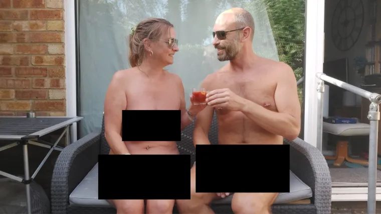 Helen je upoznala Simonov naturistički način života nakon što su 2015. razgovarali na Facebooku jer su se poznavali iz škole.