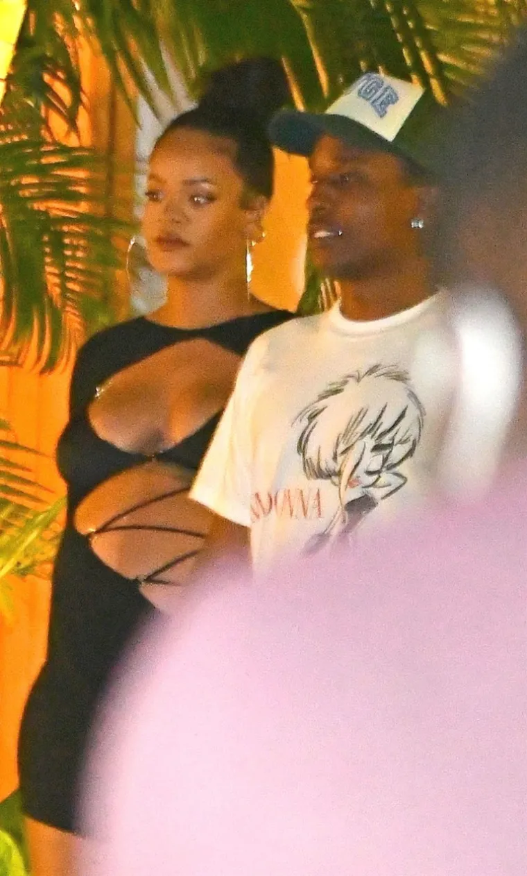 Samo Rihanna s 'trbuhom do zuba' može obući ovako nešto: Nakon glasina o prevari s reperom je viđena na romantičnoj večeri