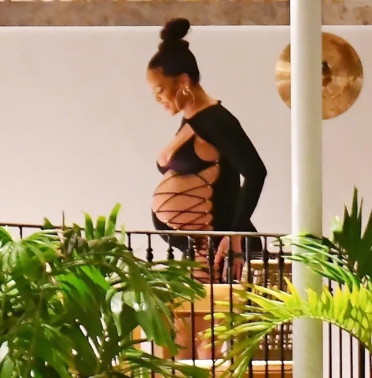 Samo Rihanna s 'trbuhom do zuba' može obući ovako nešto: Nakon glasina o prevari s reperom je viđena na romantičnoj večeri