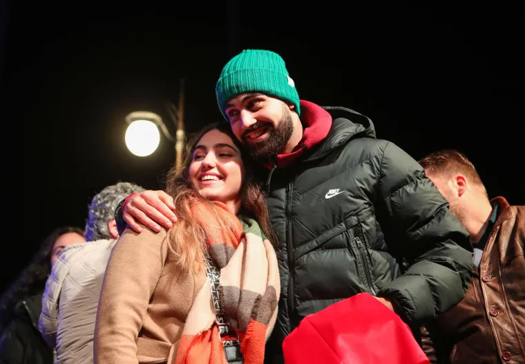 Naime, treba spomenuti i kakav je Joško doček dobio u srijedu u Novigradu, gdje mu žive djed i baka. Nakon ručka, Gvardiol je s obitelji brodom stigao pred zgradu Općine, gdje su mještani njemu u čast feštali uz vatromet i bakljadu. Nakon što se popeo na pozornicu, zapjevao je &quot;Večeras je naša fešta&quot; i poručio: &quot;U Zagrebu sam rođen, ali Novigrad mi je drugi dom!&quot;