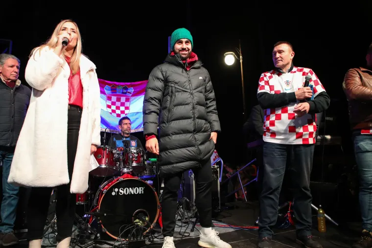 &quot;Lijepo je vidjeti da me cure vole, mlad sam, ima vremena, izabrat ću jednu. Iz Zagreba ili Dalmacije? Vidjet ćemo, neka se dokažu jedne i druge!&quot;, našalio se Joško.