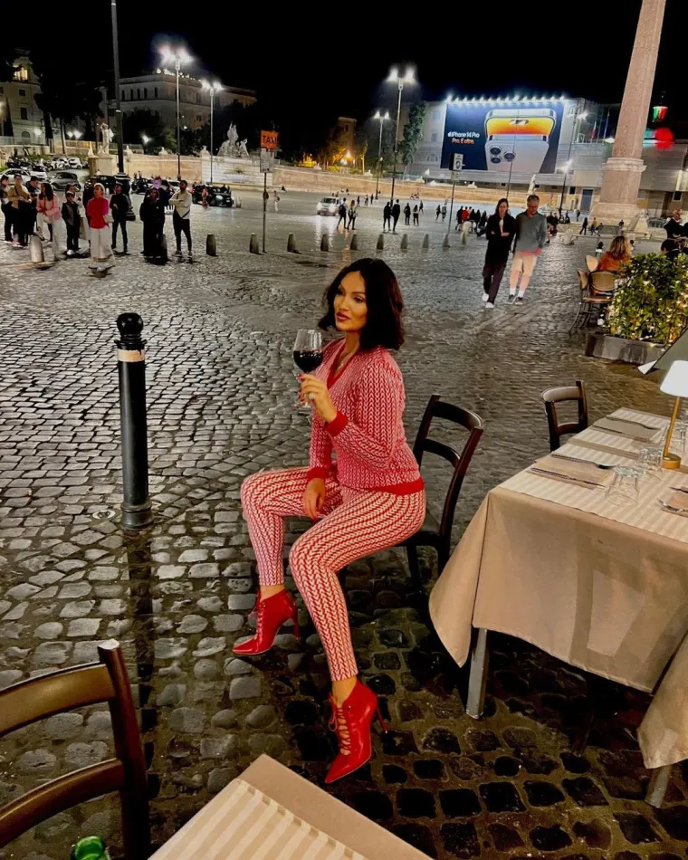 Nina Badrić je na svom profilu na Instagramu stavila fotografiju Joška u zagrljaju s mamom te jasno pokazala kako je pala na &quot;taj osjećaj bliskosti&quot;, dok se voditeljica i urednica Tončica Čeljuska zagledala u nešto drugo i poslala mu srce.