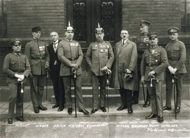 8. Za izdaju mu sudili ljudi koji su ga smatrali herojem: Dva dana nakon neuspjelog puča nacističke stranke 1923., zapamćenog kao Münchenski puč, Hitler je uhićen zbog izdaje. Izdaju, kao i njegovu ključnu ulogu bilo je nemoguće osporiti, ali  Hitleru su sudili suci koji su naklonjeni njegovim uvjerenjima i dali mu tek pet godina zatvora bez prisilnog rada i prava na redovite posjete.  Odslužio je manje od godinu dana svoje kazne i iskoristio vrijeme da počne pisati Mein Kampf. 
Hitlerovo suđenje bilo je jako publicirano, a on ga je iskoristio da propagira svoje ideje desnog nacionalizma i da za poslijeratne probleme Njemačke okrivi Židove, socijaliste i Francuze. (sudionici puča)
