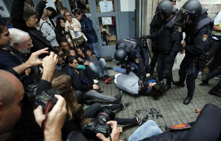 SUKOBI U KATALONIJI: Pogledajte kako su se obračunali policija i građani, ali i dvije policije