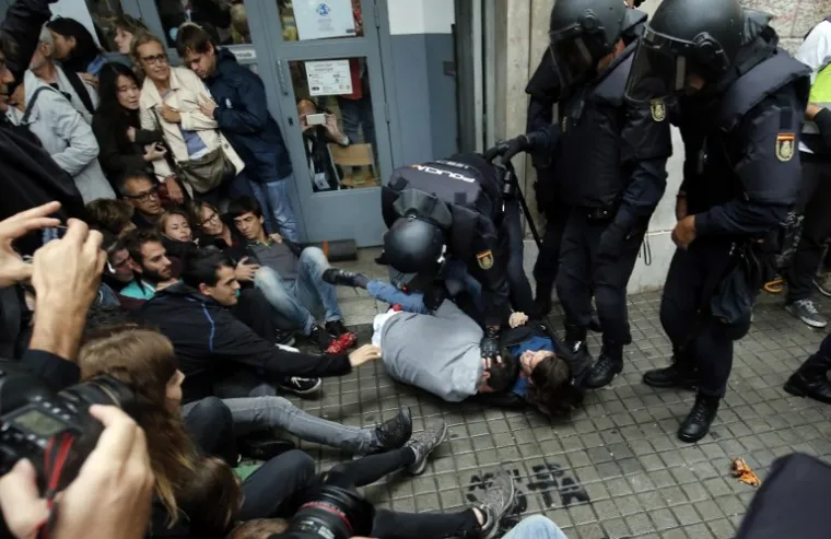 Španjolska je policija imobilizirala dvojicu muškaraca ispred glasačkog mjesta.